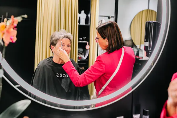 Eldre dame med makeup og makeup artist