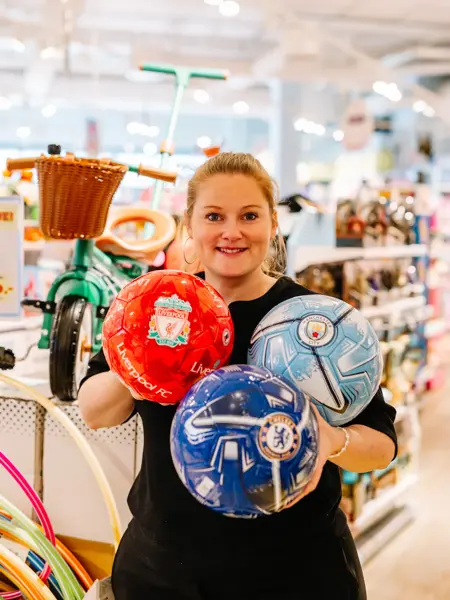 Dame som holder barneleker