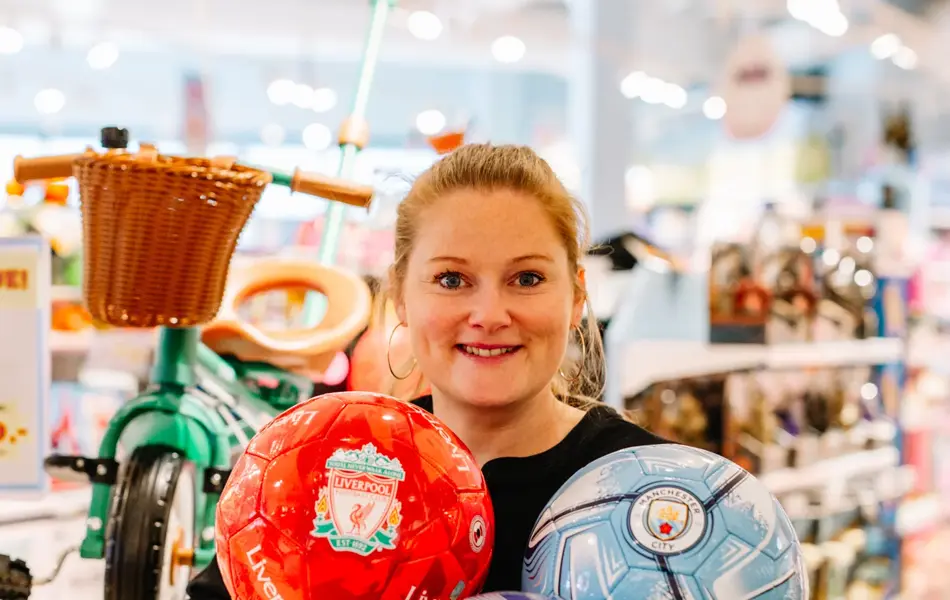 Dame som holder barneleker