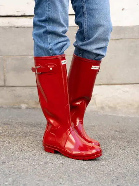 Ben med jeans og rød Hunter gummistøvler