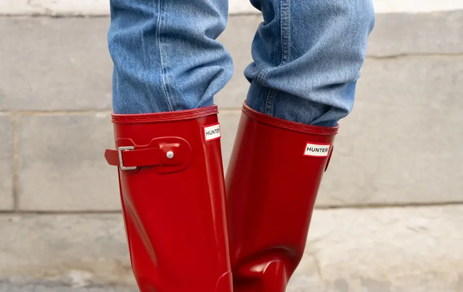 Ben med jeans og rød Hunter gummistøvler