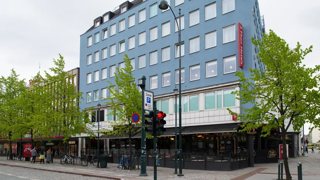 Fasaden på Thon Hotel Trondheim. Blått bygg med hvite detaljer og rød Thon Hotels logo.