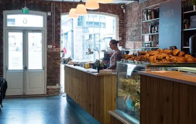 Disk med bakevarer og inngangsdør hos Kulturhuset i Oslo
