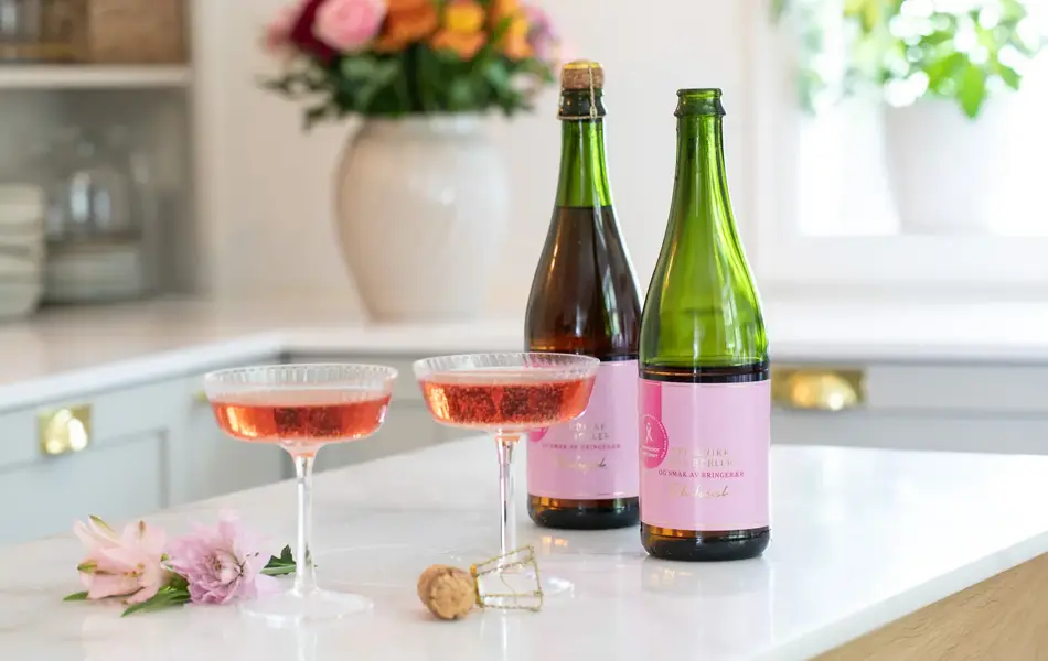 Rosa sløyfe epledrikk.