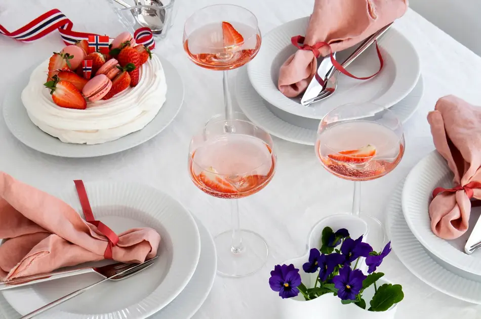 Dekket bord med flere fat og en kake på.