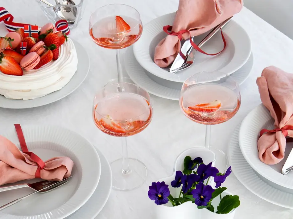 Dekket bord med flere fat og en kake på.