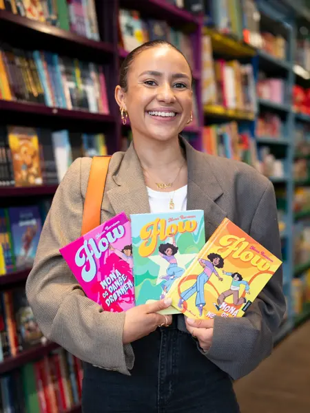 Mona Berntsen holder sine tre bøker.