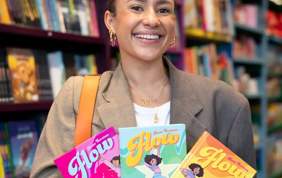 Mona Berntsen holder sine tre bøker.