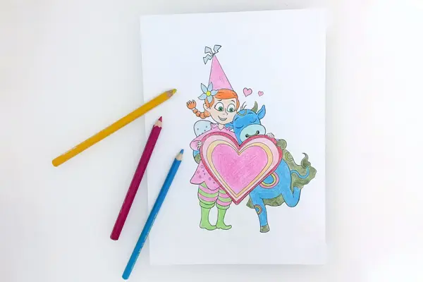 ferdig fargelagt tegning av amfelia og oskar og noen fargeblyanter