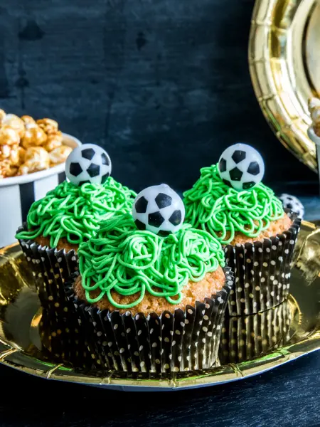 Nærbilde av tre cupcakes pyntet med fotballtema