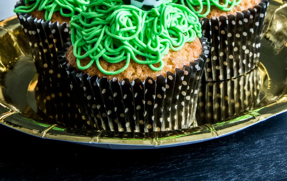 Nærbilde av tre cupcakes pyntet med fotballtema