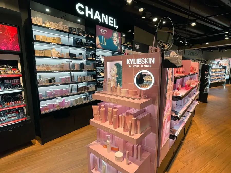 Utstilling av sminkeprodukter i butikk