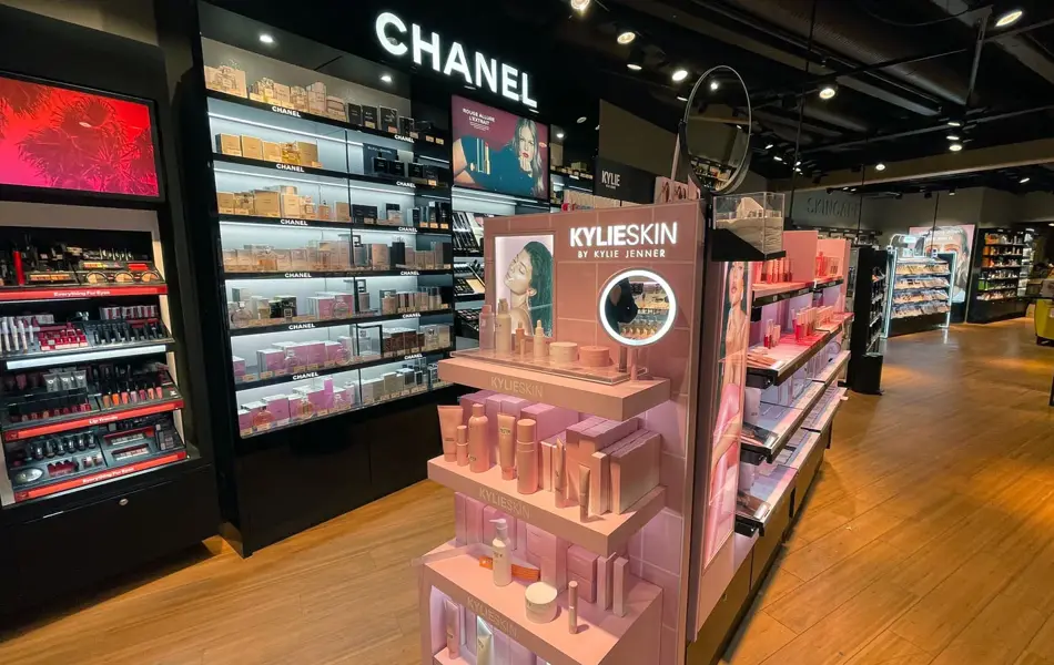 Utstilling av sminkeprodukter i butikk