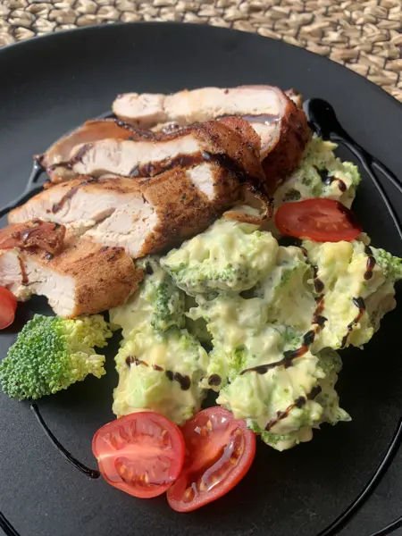 Grillet kylling med brokkolisalat