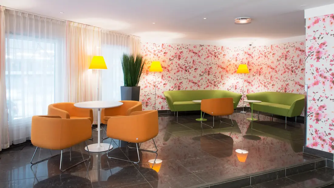Fargerik lobby med sittegrupper på Thon Hotel Munch i Oslo