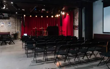 Mange stoler som står mot en scene på Kulturhuset i Oslo