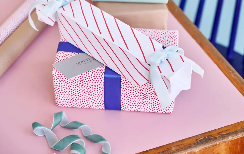 Bord med innpakkede gaver