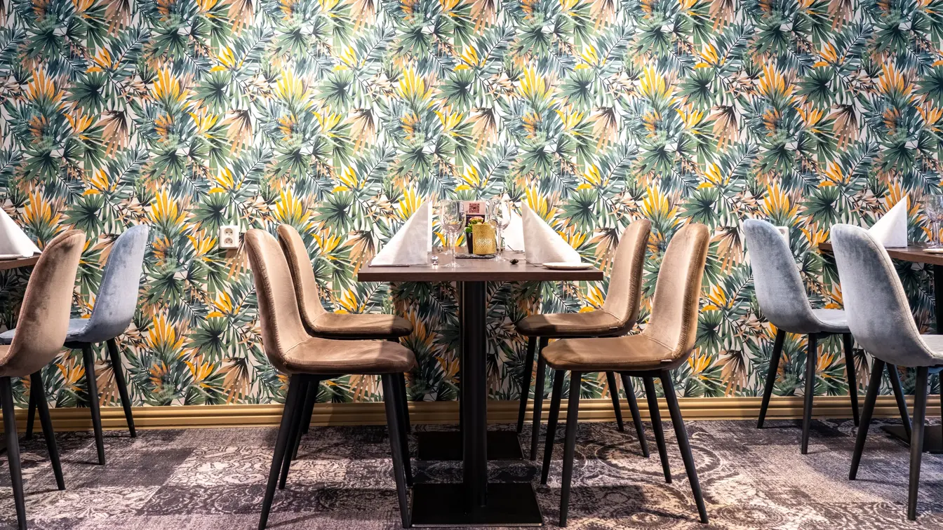 Restaurant, tapetvegg, spisebord, spisebordstoler 