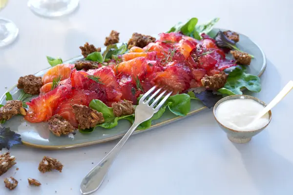 Fat med gravørret og rødbeter servert med hjemmelaget pepperrotrømme