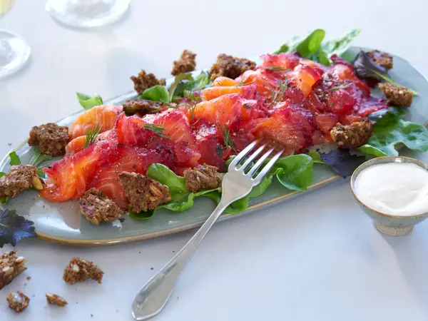 Fat med gravørret og rødbeter servert med hjemmelaget pepperrotrømme