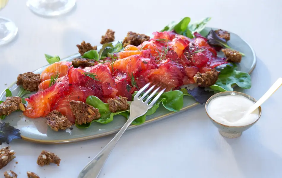 Fat med gravørret og rødbeter servert med hjemmelaget pepperrotrømme