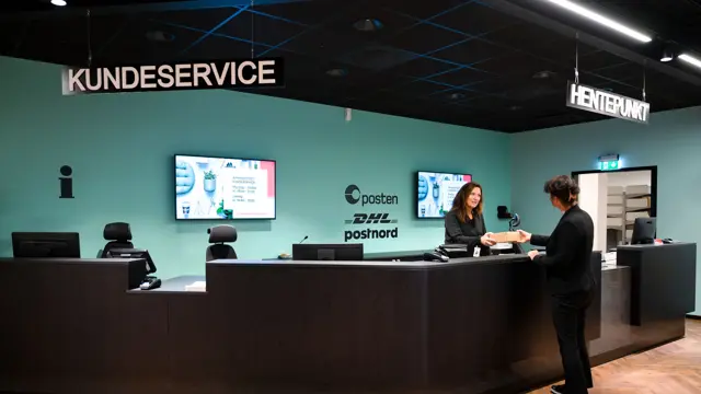 dame som blir ekspedert i kundeservice