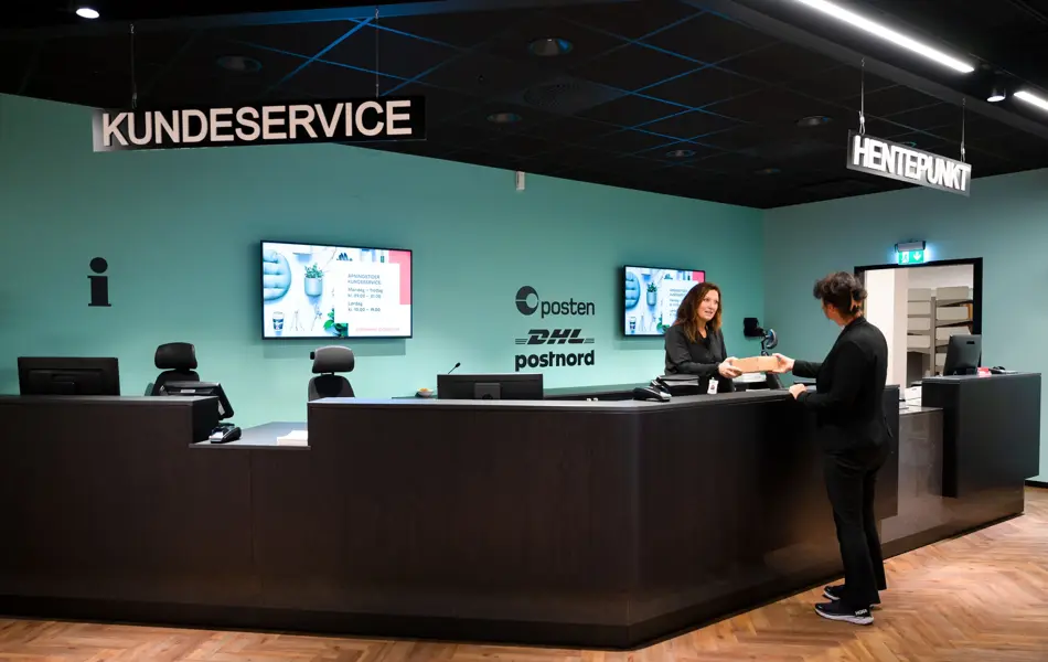 dame som blir ekspedert i kundeservice