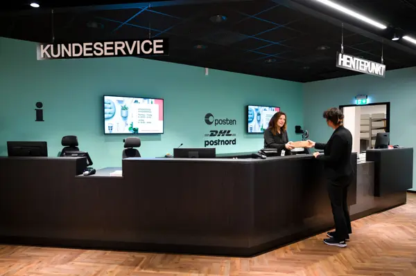 dame som blir ekspedert i kundeservice