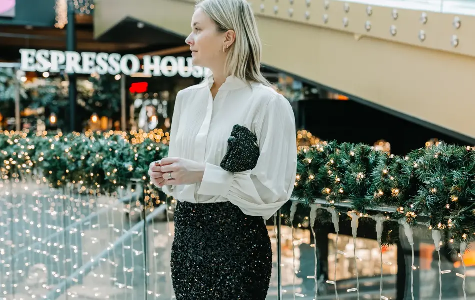 Dame i antrekk til nyttårsaften