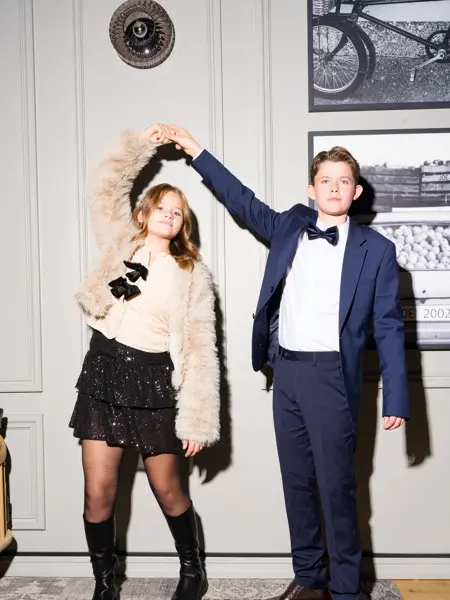 Gutt og jente som danser