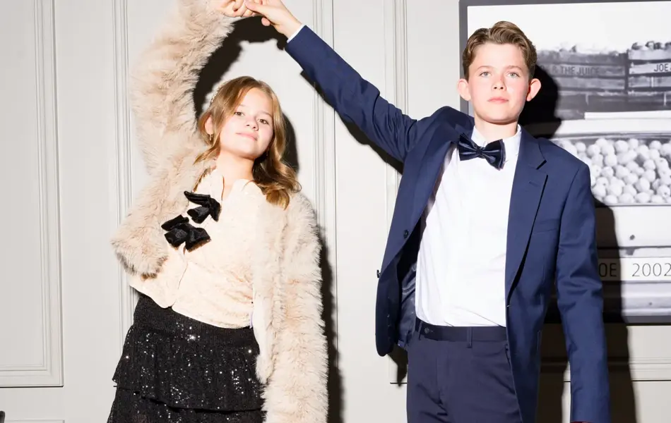 Gutt og jente som danser