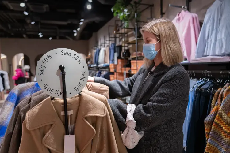 Ambassadør Elen Kristvik har tatt en runde på senteret og funnet plagg du kan investerer i på salg.