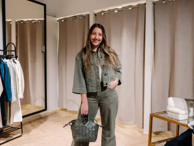 dame i vårklær står ved prøverom