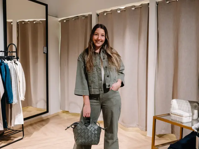 dame i vårklær står ved prøverom