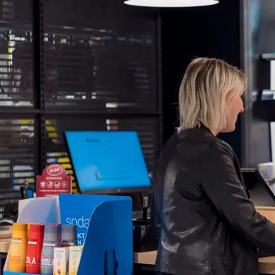 Kunde får hjelp av betjening 