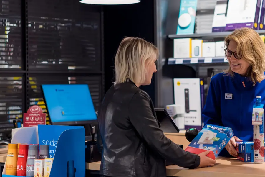 Kunde får hjelp av betjening 