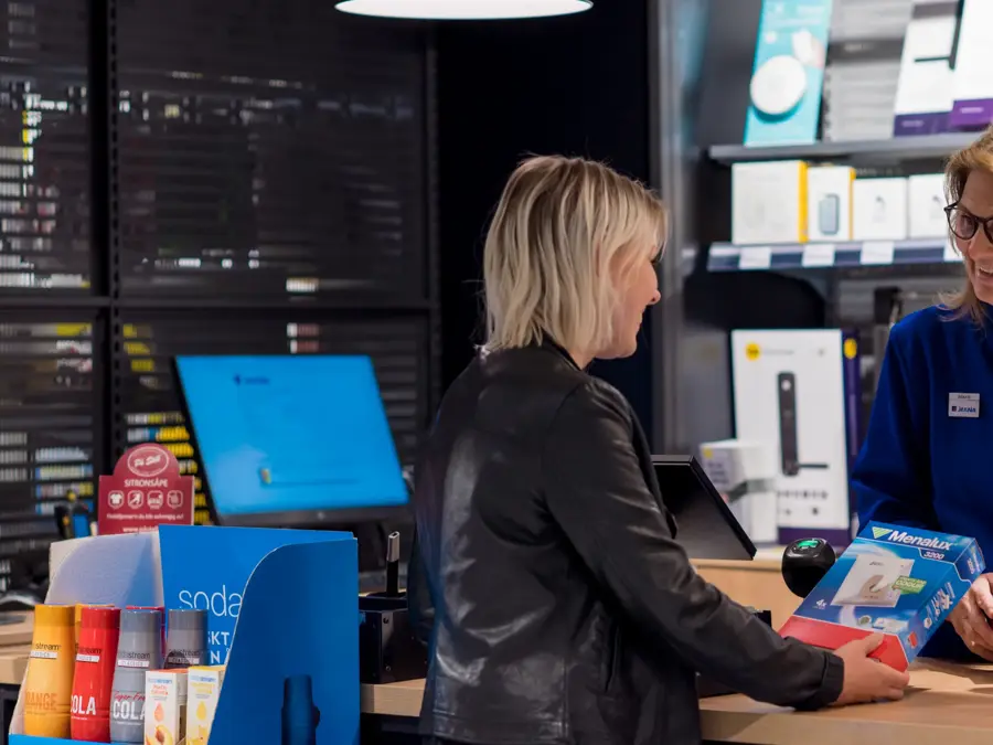 Kunde får hjelp av betjening 