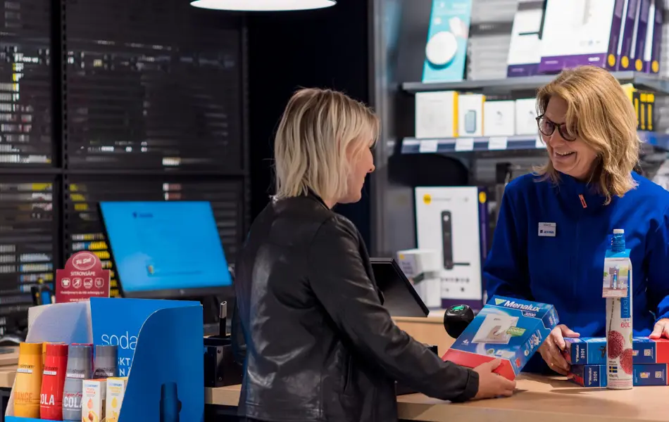 Kunde får hjelp av betjening 