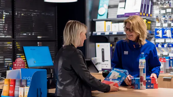 Kunde får hjelp av betjening 