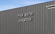 Fasadebilde av kjøpesenteret Thon Senter Kanebogen med Thon Senter logo.