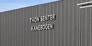 Fasadebilde av kjøpesenteret Thon Senter Kanebogen med Thon Senter logo.