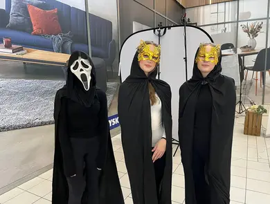 Tre utklädda danstjejer i temat halloween