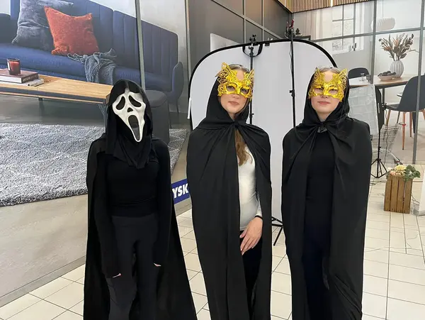 Tre utklädda danstjejer i temat halloween