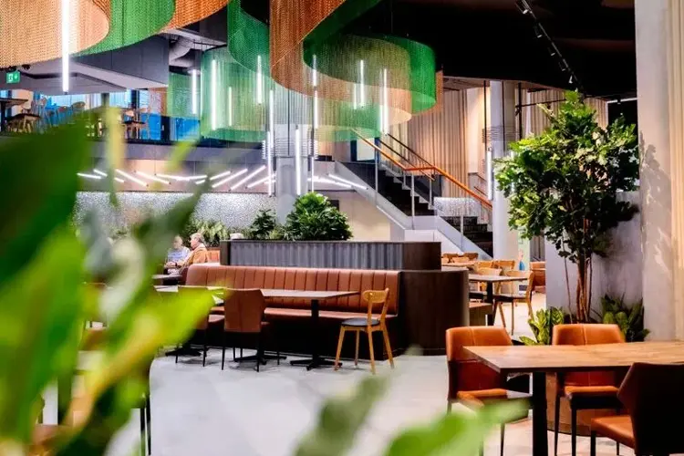 Samme sted, med det samme kjekke personalet, de samme digg komlene og smørbrødene, men i nyoppussede lokaler med nye fasiliteter og Dolly-pizza på menyen.