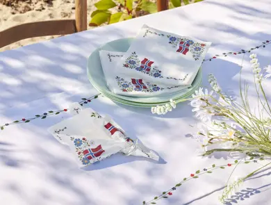 106015095 Feiring serviett 33x33 106015259 Feiring bordløper 40x120 hvit 106015312 Margeritt stilkblomst 75 cm hvit