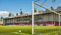 Bilde av Strømmen stadion med et mål og en fotball