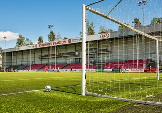 Bilde av Strømmen stadion med et mål og en fotball