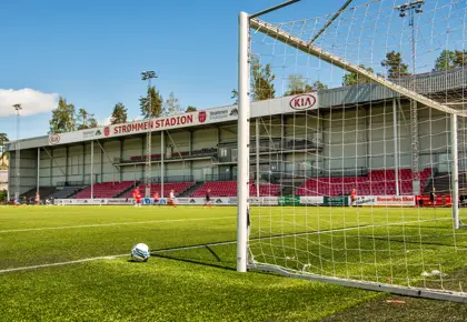 Bilde av Strømmen stadion med et mål og en fotball