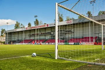 Bilde av Strømmen stadion med et mål og en fotball