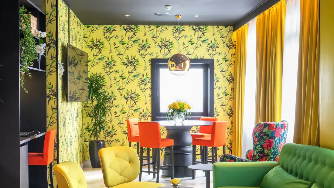 Fargerik resepsjon med gule stoler og grøn sofa på Thon Hotel Moldefjord